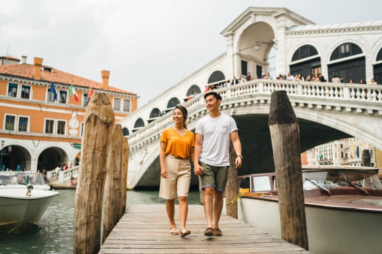 una coppia di stranieri è riuscita ad ottenere il visto turistico per l'Italia e sta visitando Venezia