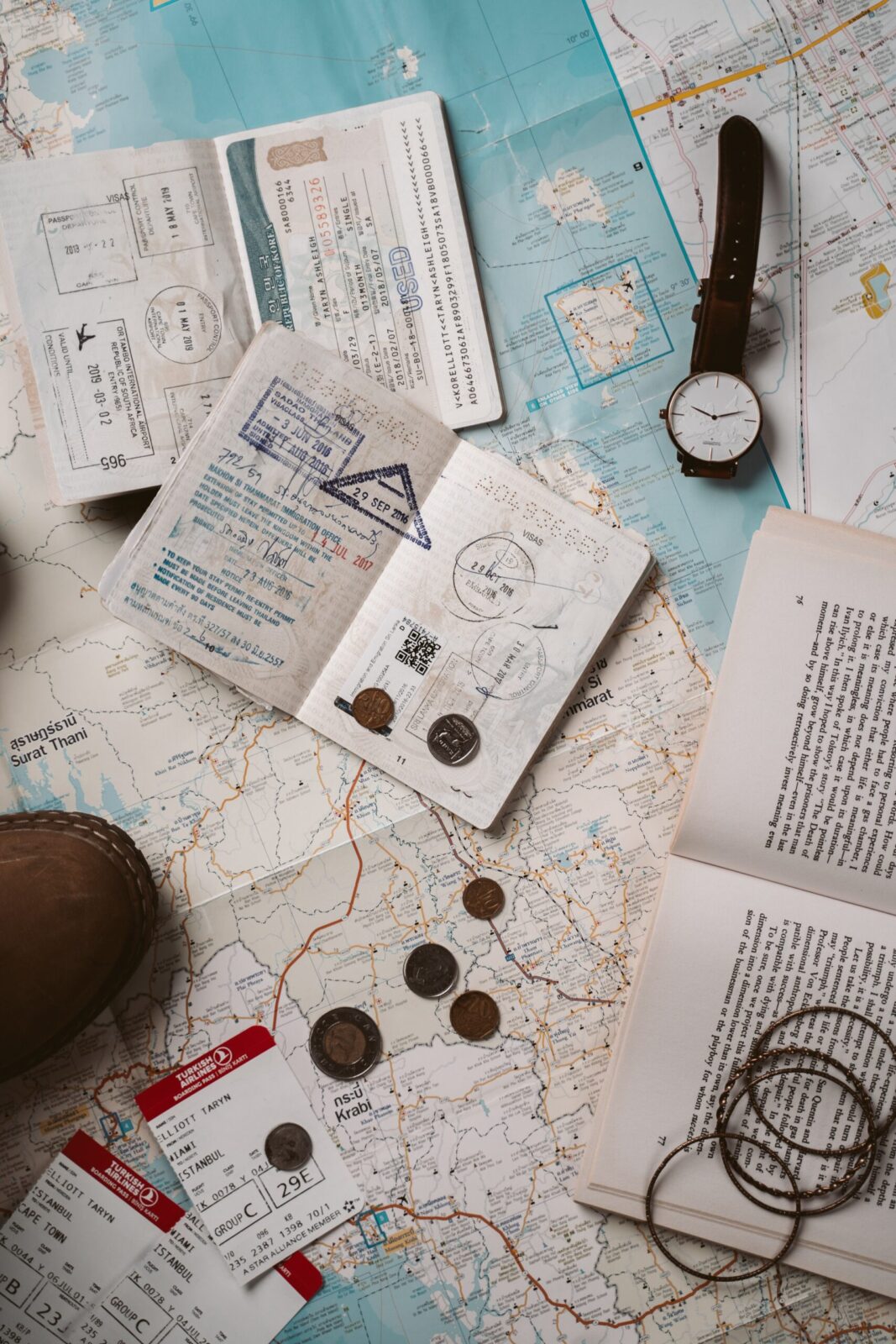 passaporto, orologio, cartina e soldi per ottenere il visto per Italia