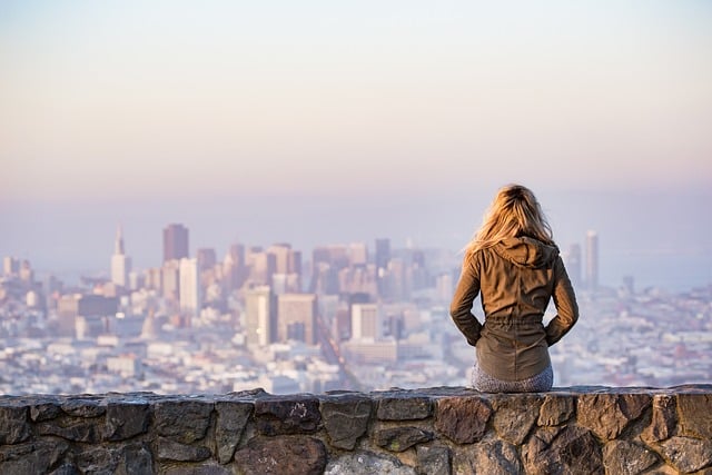 ragazza straniera che guarda una città