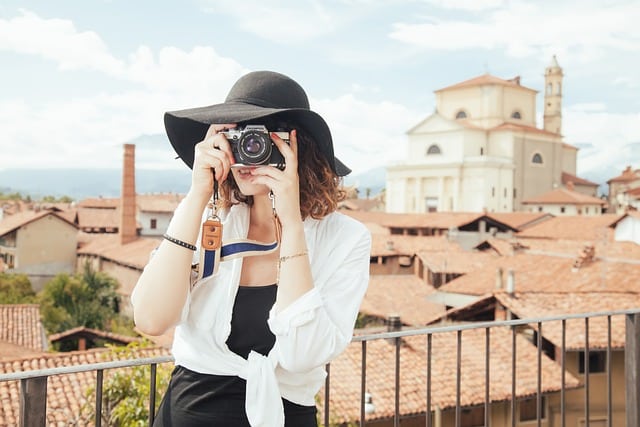 ragazza in Italia in vacanza che fotografa