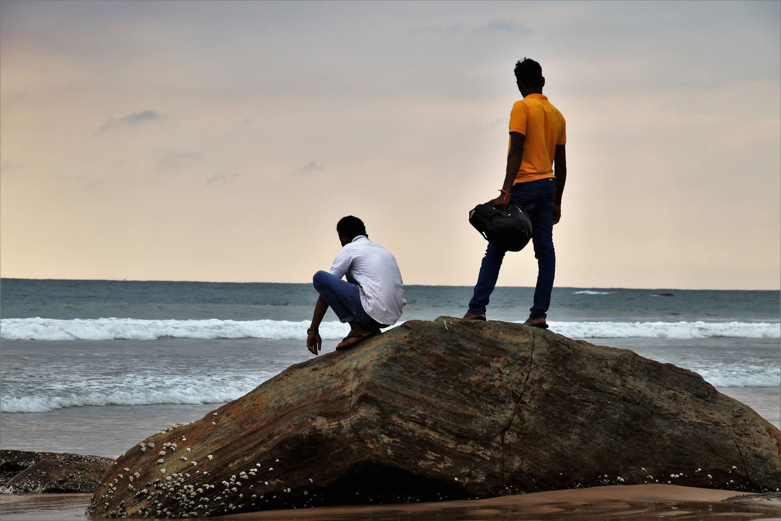 due persone di spalle che guardano il mare in gambia