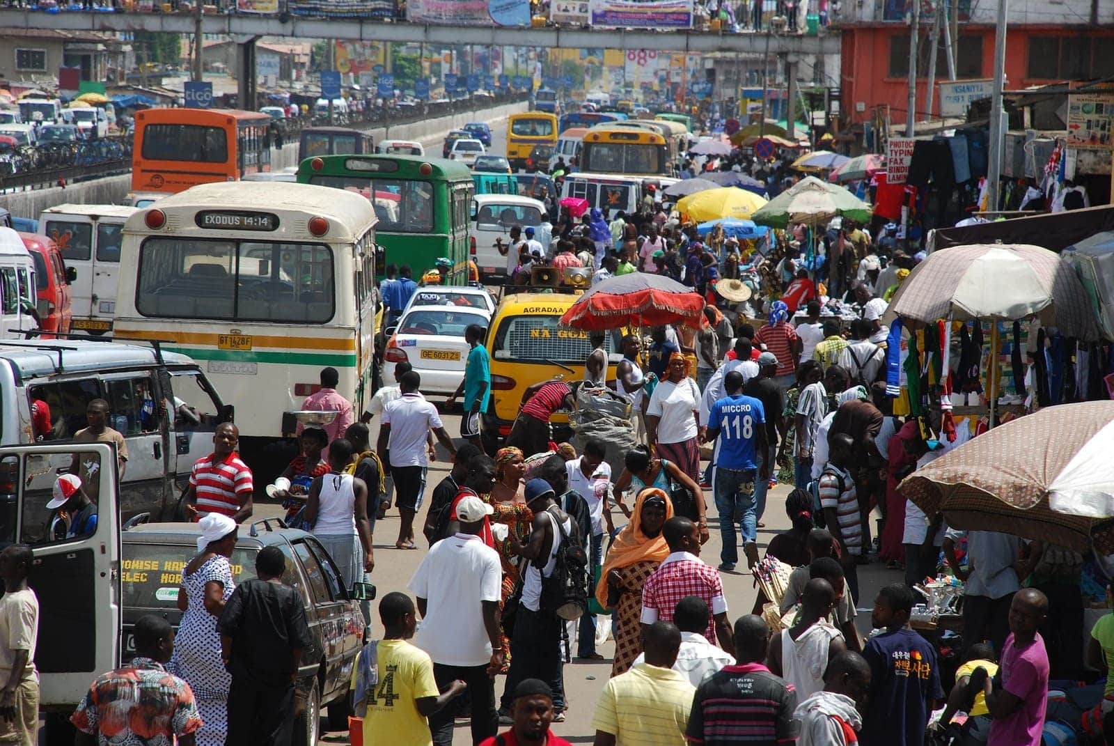 strada di città in ghana