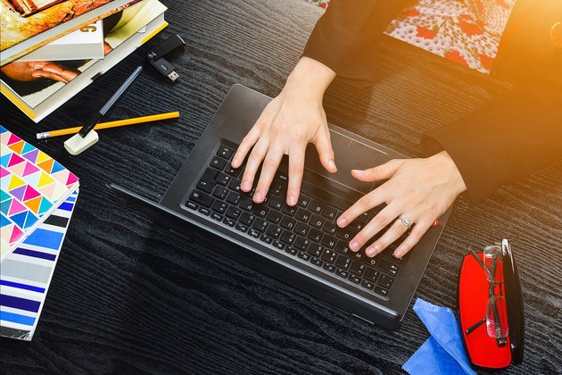 ragazza studia alla scrivania, primo piano delle mani sul pc portatile