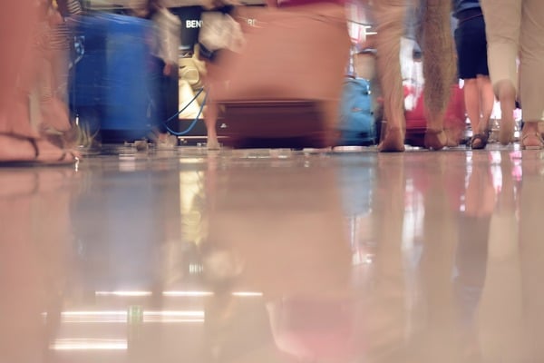 persona camminano in un aeroporto