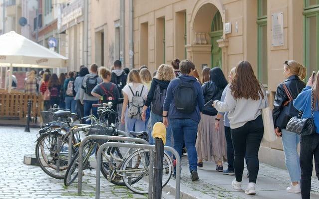 persone passeggiano in centro